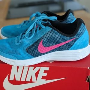 Women's Nike cross trainers